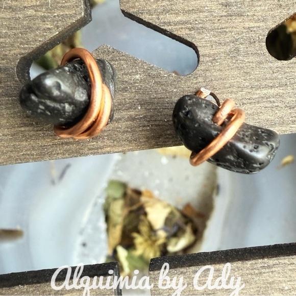 Dainty black lava copper wire stud earrings - Picture 1 of 1